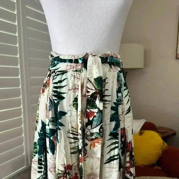 SHEIN Tall Solid Crop Cami Top & Tropical Print Split Thigh Belted Pants - Picture 3 of 8